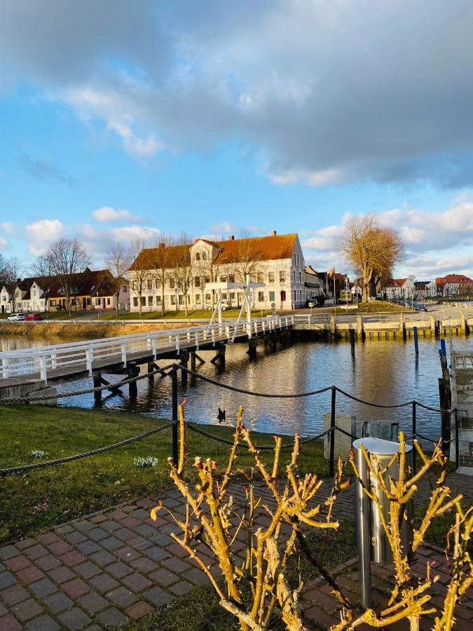 Gasthaus Hafenblick Tonning Bagian luar foto