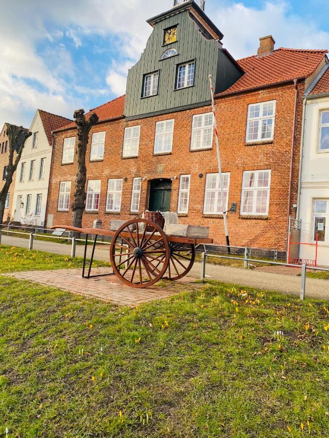 Gasthaus Hafenblick Tonning Bagian luar foto