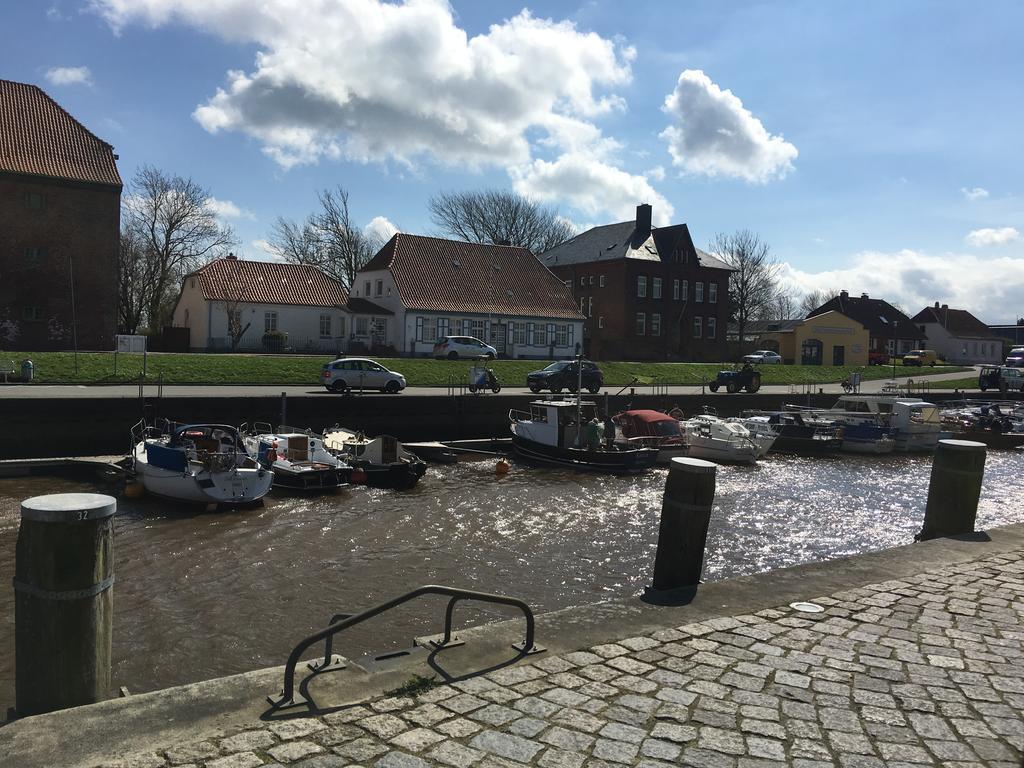 Gasthaus Hafenblick Tonning Bagian luar foto
